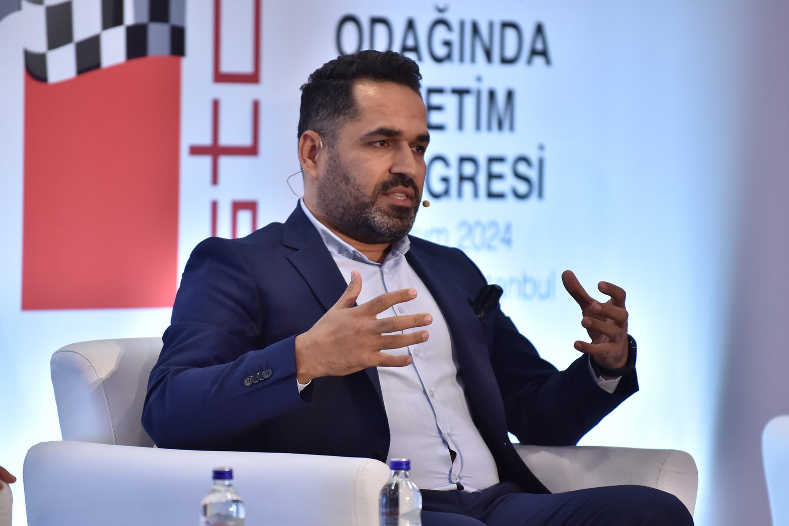 Veli Bahçeci sahnede